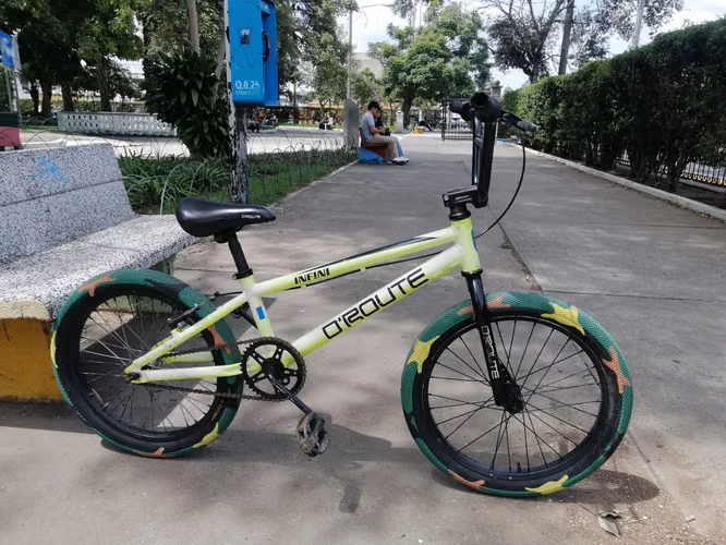 VENDO BICICLETA BMX #21 PARA BICICROSS O BMX FULL ALUMINIO PINTURA ORIGINAL AMERICANA POTE A PRECION LLANTAS NUEVAS 
