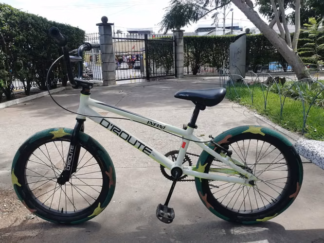 VENDO BICICLETA BMX #21 PARA BICICROSS O BMX FULL ALUMINIO PINTURA ORIGINAL AMERICANA POTE A PRECION LLANTAS NUEVAS 