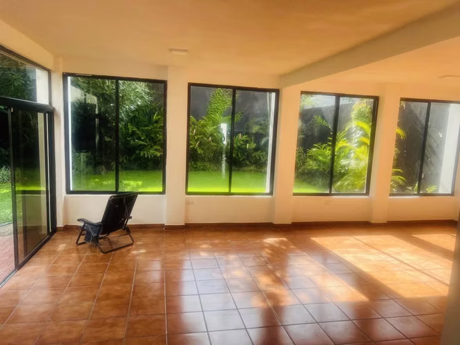 Casa en renta – Zona 14  La Villa fuera de garita 