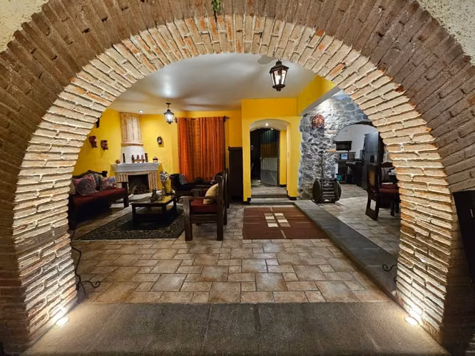 ALQUILER CASA en ANTIGUA GUATEMALA Dentro de garita