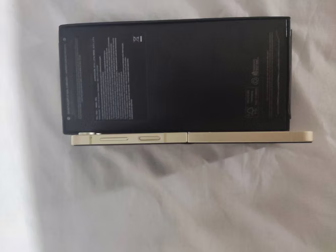 Samsung Galaxy Z Flip 6 con caja y manuales