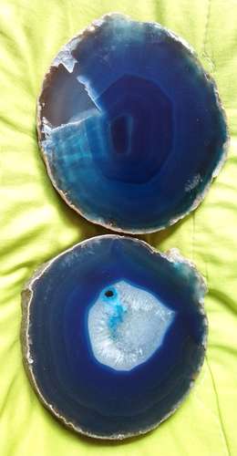 2 GEOD BLUE AGATS WITH ORIGINAL STONE VEIN