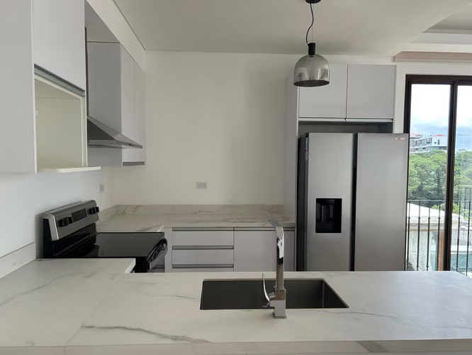 Amplio Apartamento de 3 Habitaciones + Servicio en Lirios III | Cayalá
