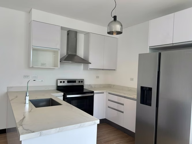 Amplio Apartamento de 3 Habitaciones + Servicio en Lirios III | Cayalá