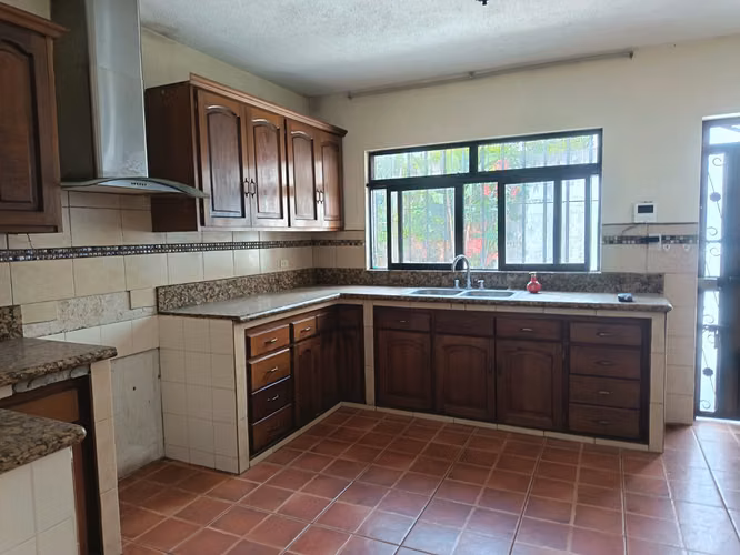 AMPLIA PROPIEDAD EN VENTA EN RESIDENCIAL VILLA SOL ZONA 12 - Imagen 4