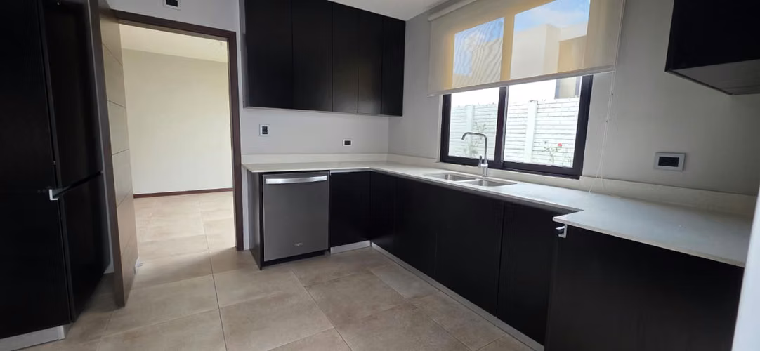 CASA HERMOSA EN VENTA ZONA 16  - Imagen 2