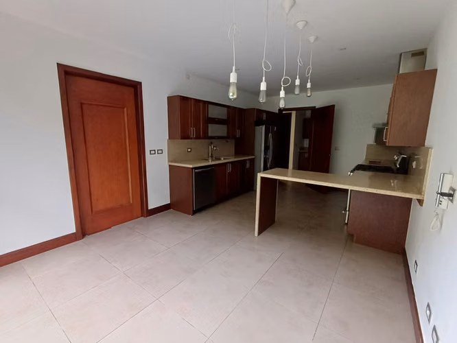 RENTA DE AMPLIA VIVIENDA EN CASCO DE SAN RAFAEL - Miniatura 2