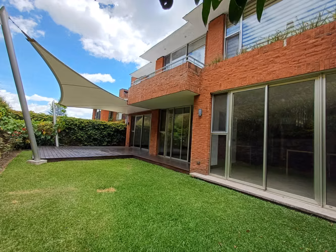 RENTA DE AMPLIA VIVIENDA EN CASCO DE SAN RAFAEL