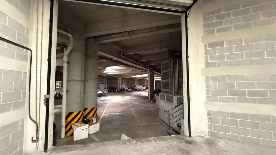 Bodega con oficinas y elevador de carga en renta en zona 4 de Mixco - Imagen 19