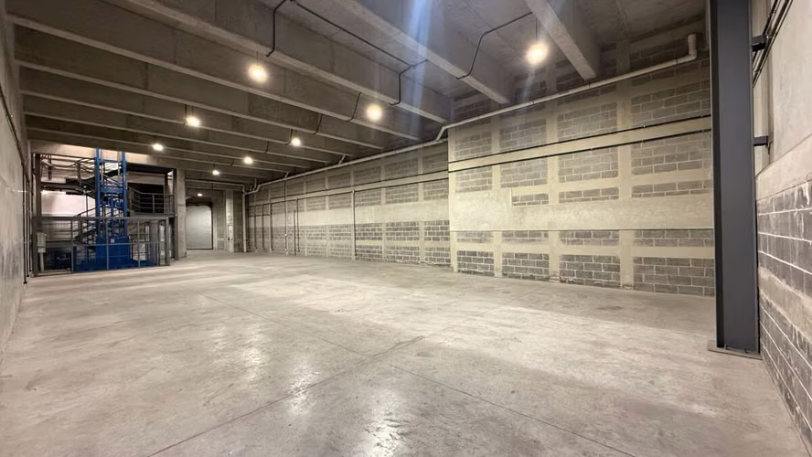 Bodega con oficinas y elevador de carga en renta en zona 4 de Mixco - Imagen 11