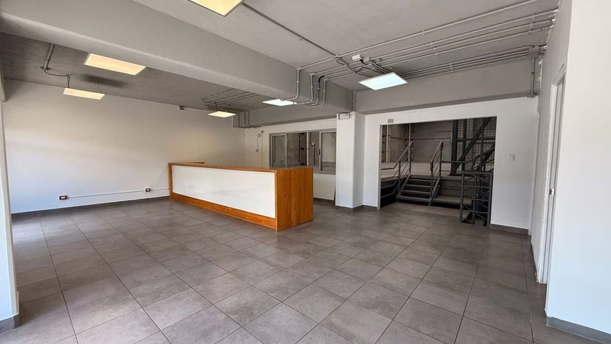 Bodega con oficinas y elevador de carga en renta en zona 4 de Mixco - Imagen 3
