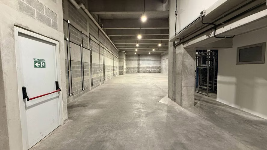 Bodega con oficinas y elevador de carga en renta en zona 4 de Mixco - Imagen 5