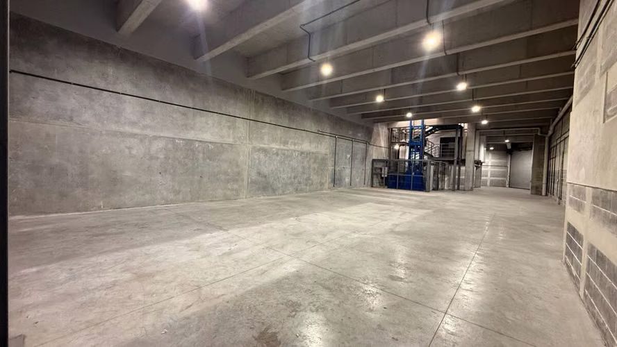 Bodega con oficinas y elevador de carga en renta en zona 4 de Mixco - Imagen 14