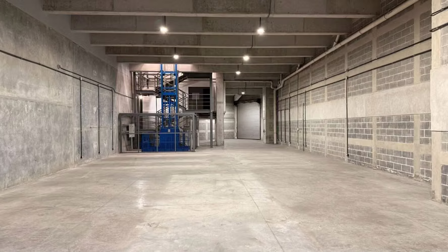 Bodega con oficinas y elevador de carga en renta en zona 4 de Mixco - Imagen 15