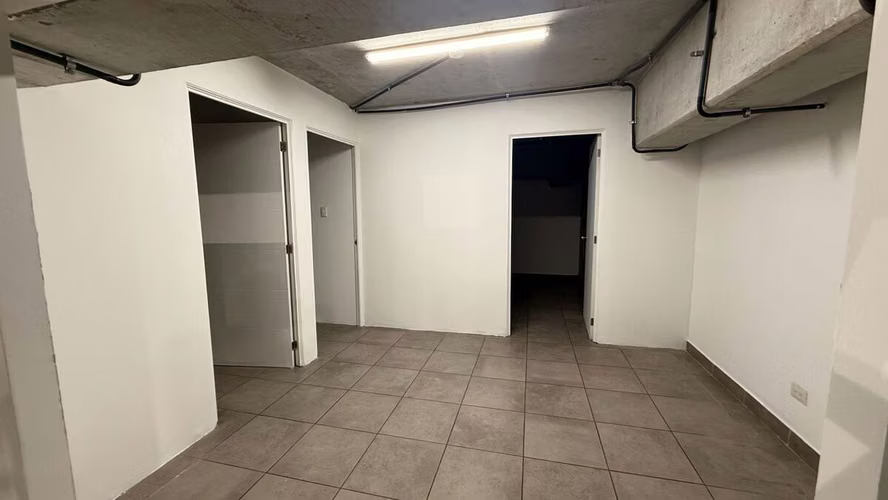 Bodega con oficinas y elevador de carga en renta en zona 4 de Mixco - Imagen 12