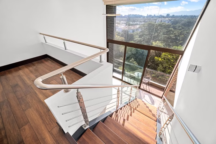 Hermoso apartamento tipo loft de 2 niveles en venta – VIÚ Cayalá - Imagen 6