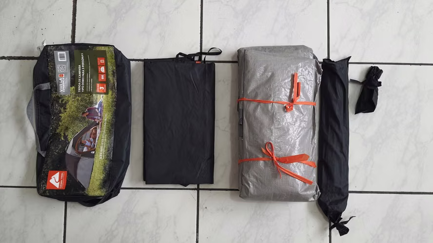 Tienda para acampar Ozark Trail con capacidad para 3 personas - Nuevo. Lo instalé en casa una vez. - Imagen 4