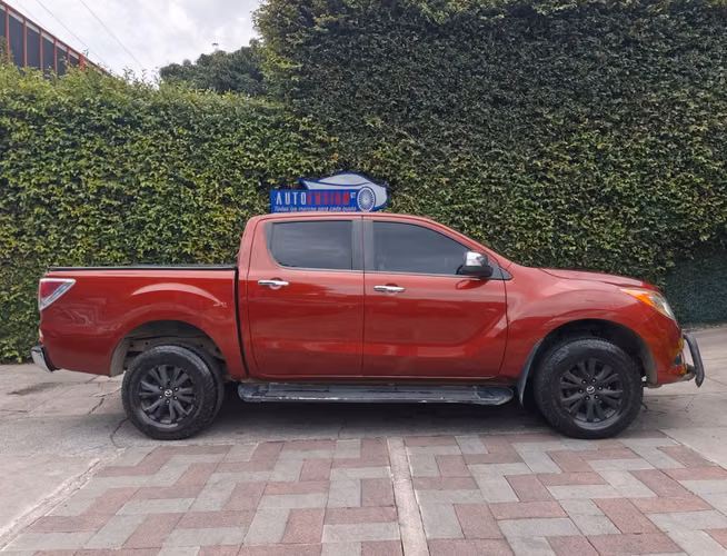 Mazda Bt-50 4x4 Dbl. Cab. de agencia  Modelo 2015  - Imagen 6