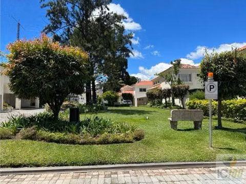 CASA EN ALQUILER EN ZONA 10, 4 PARQUEOS BAJO TECHO, A/C EN TODOS LOS AMBIENTES