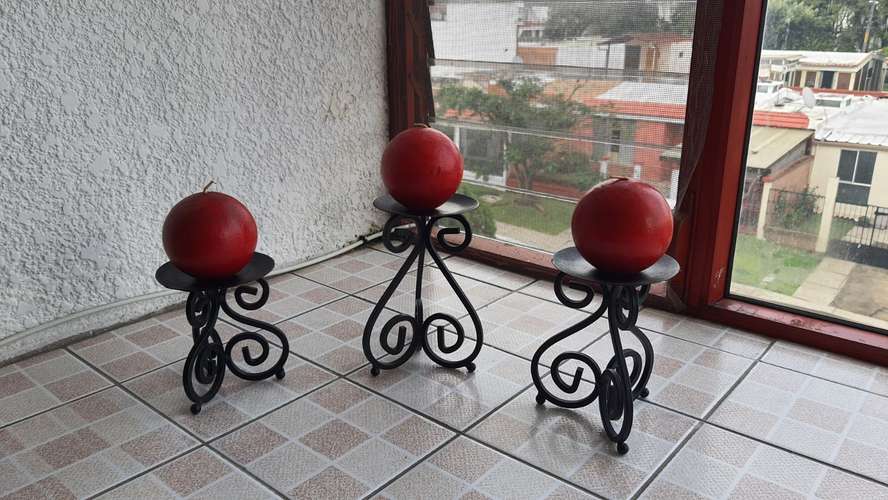 3 portavelas decorativos de hierro forjado en perfecto estado / 3 portavelas (3 velas incluidas)