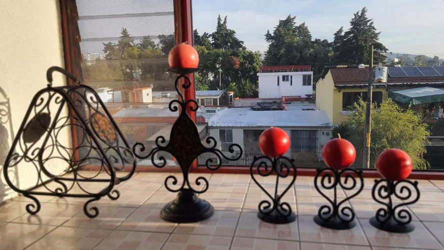 Artículos decorativos de hierro forjado en perfecto estado / 1 porta vino y 4 portavelas con 4 velas 