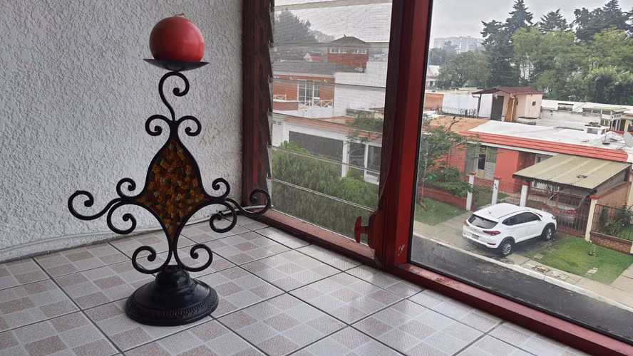 Artículos decorativos de hierro forjado en perfecto estado / 1 porta vino y 4 portavelas con 4 velas  - Imagen 5