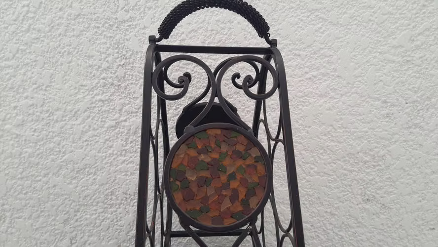 Artículos decorativos de hierro forjado en perfecto estado / 1 porta vino y 4 portavelas con 4 velas  - Imagen 4