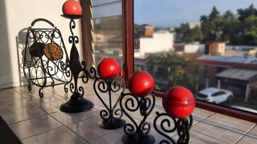 Artículos decorativos de hierro forjado en perfecto estado / 1 porta vino y 4 portavelas con 4 velas  - Imagen 2