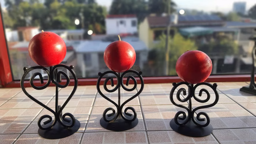 Artículos decorativos de hierro forjado en perfecto estado / 1 porta vino y 4 portavelas con 4 velas  - Imagen 3