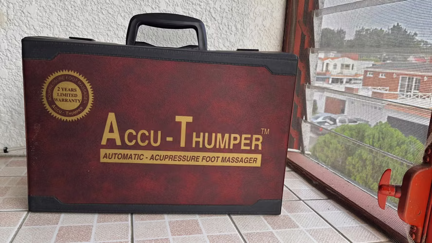 Masajeador de pies de acupresión Accu-Thumper Woojin America WJF-6500 con estuche - Imagen 2