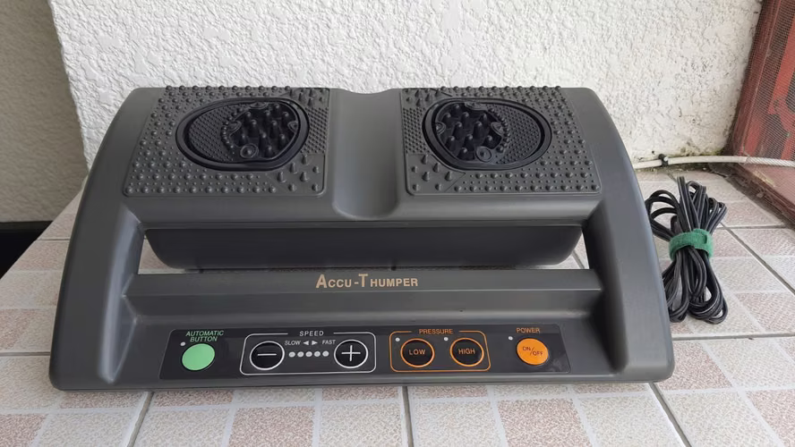 Masajeador de pies de acupresión Accu-Thumper Woojin America WJF-6500 con estuche