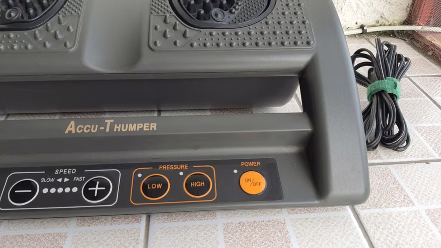 Masajeador de pies de acupresión Accu-Thumper Woojin America WJF-6500 con estuche - Imagen 4