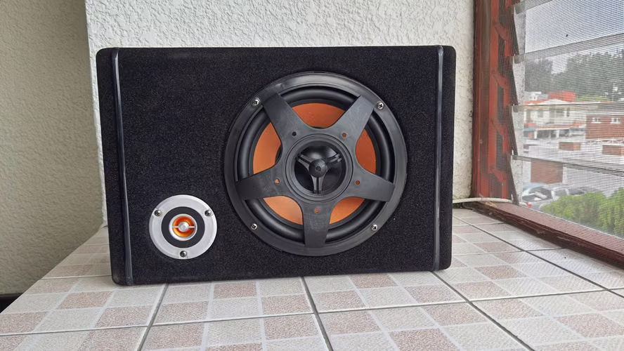 Subwoofer bocina amplificada para tu vehículo, Sin cables