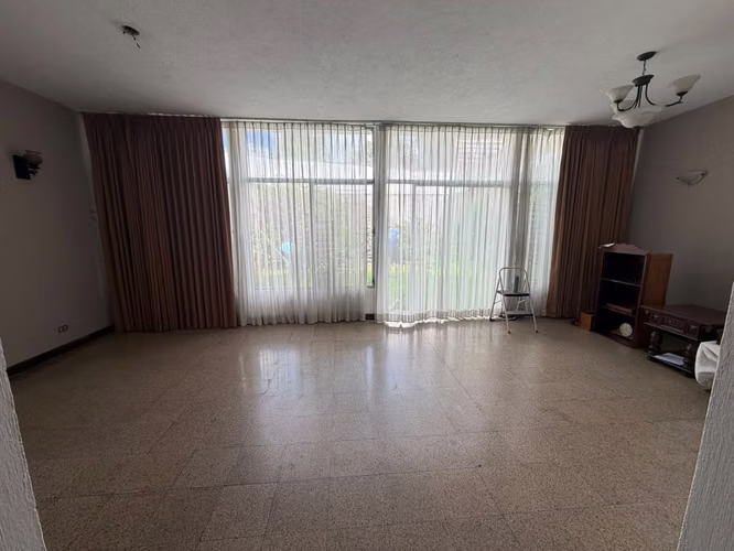 AMPLIA CASA EN VENTA EN ZONA 1 CERCA A LA RECOLECCION