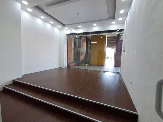 Alquilo local de 75 metros en Metrosur