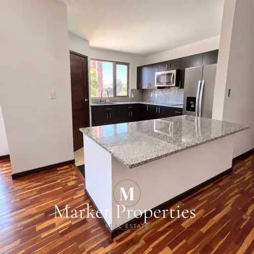 Apartamento en alquiler Zona 14, de 3 habitaciones Torre Quattro