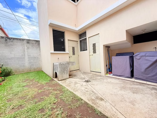 Casa en condominio con amplios jardines en Balcones de San Cristóbal