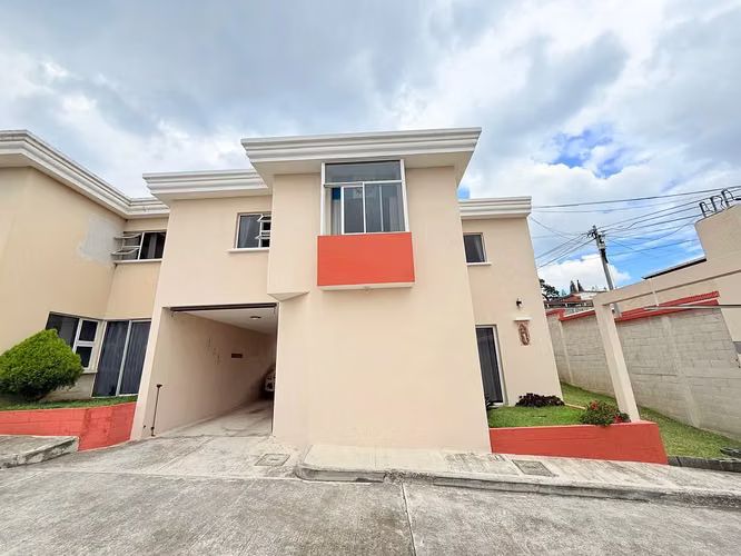 Casa en condominio con amplios jardines en Balcones de San Cristóbal