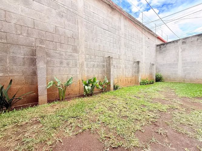Casa en condominio con amplios jardines en Balcones de San Cristóbal