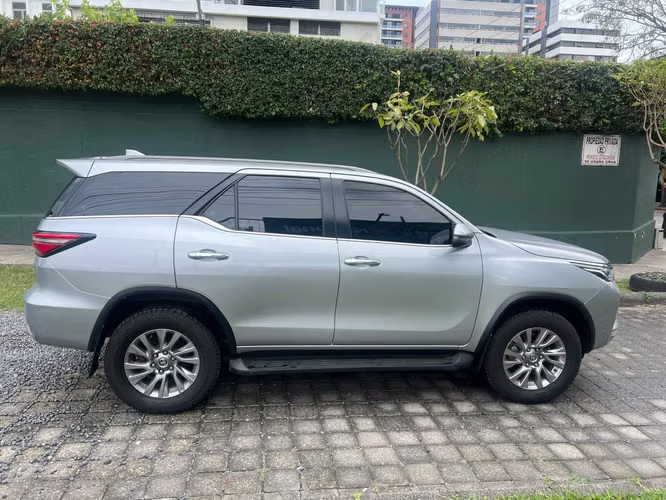 VENDO TOYOTA FORTUNER 2024 NITIDA 4X4