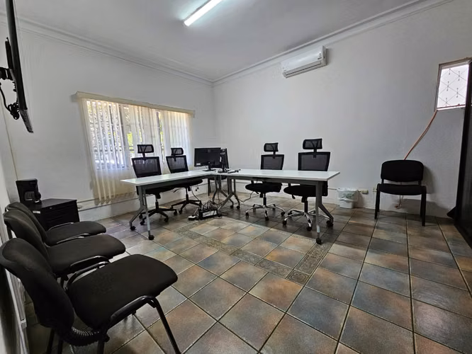 CASA PARA OFICINAS | 11 PARQUEOS | EN ZONA 10 - Miniatura 6