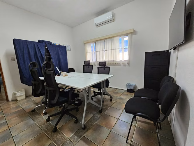 CASA PARA OFICINAS | 11 PARQUEOS | EN ZONA 10 - Miniatura 3