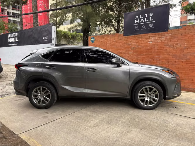 Lexus NX300 de agencia año 2020  - Imagen 2
