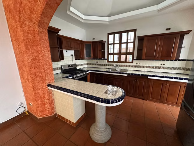 Renta de Casa en Antigua Guatemala a 600m de Iglesia El Calvario | Dentro de condominio en Antigua