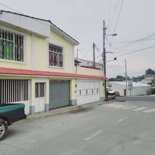 SE RENTA AMPLIA CASA IDEAL PARA OFICINAS O NEGOCIO O CLINICA