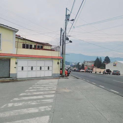 SE RENTA AMPLIA CASA IDEAL PARA OFICINAS O NEGOCIO O CLINICA