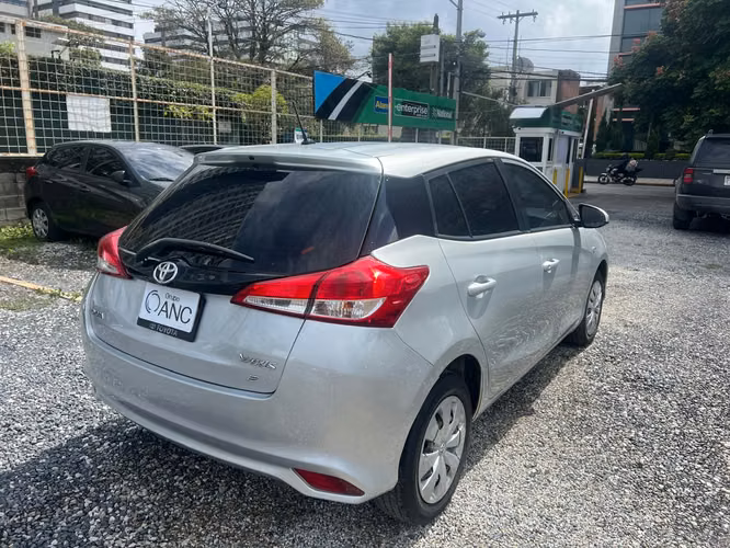 VENDO TOYOTA YARIS HATCHBACK 2023 DE AGENCIA