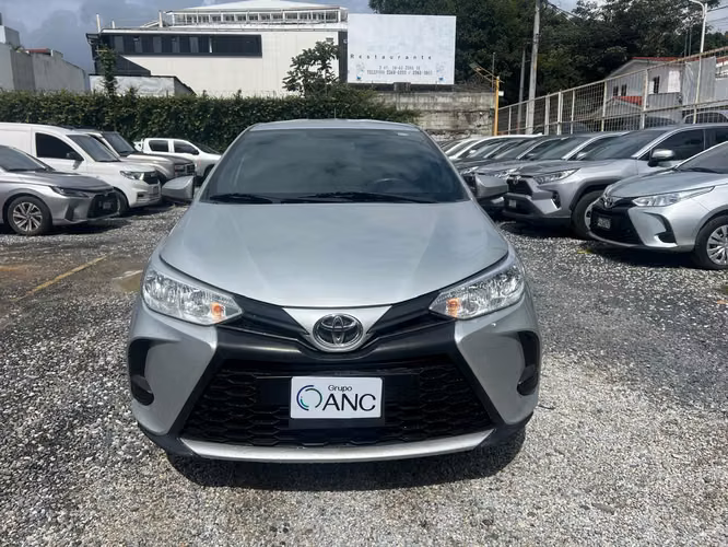 VENDO TOYOTA YARIS HATCHBACK 2023 DE AGENCIA