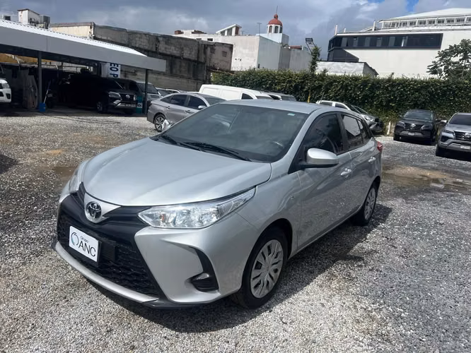 VENDO TOYOTA YARIS HATCHBACK 2023 DE AGENCIA