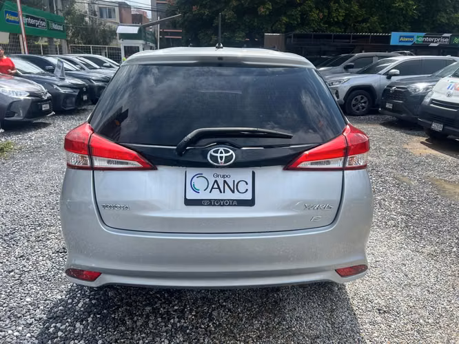 VENDO TOYOTA YARIS HATCHBACK 2023 DE AGENCIA